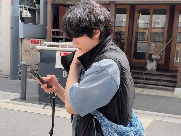 チェ・ジョンヒョプ、日本で撮られた自然体の姿…“以前と同じ場所”に出没!「飛んでいきたい」【PHOTO】