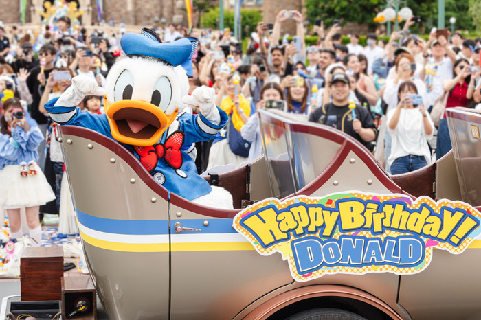 ドナルドのバースデーをパレードルートで一緒にお祝い！ 「ドナルドのバースデーグリーティング」お披露目