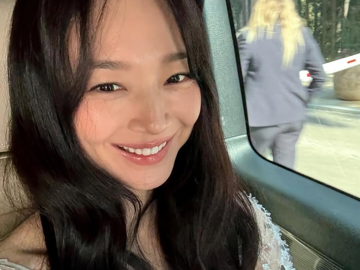 キム・ウビンも惚れ惚れ…シン・ミナの愛らしい魅力あふれる自然体ショットに反響「天使なの?」【PHOTO】