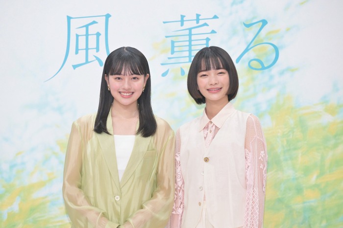 上坂樹里＆見上愛「風、薫る」©NHK