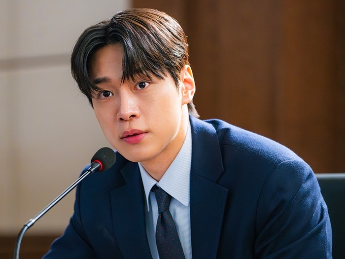 “IUの弟”カン・ユソクが『瑞草洞』で演じる迷える弁護士のリアルな葛藤