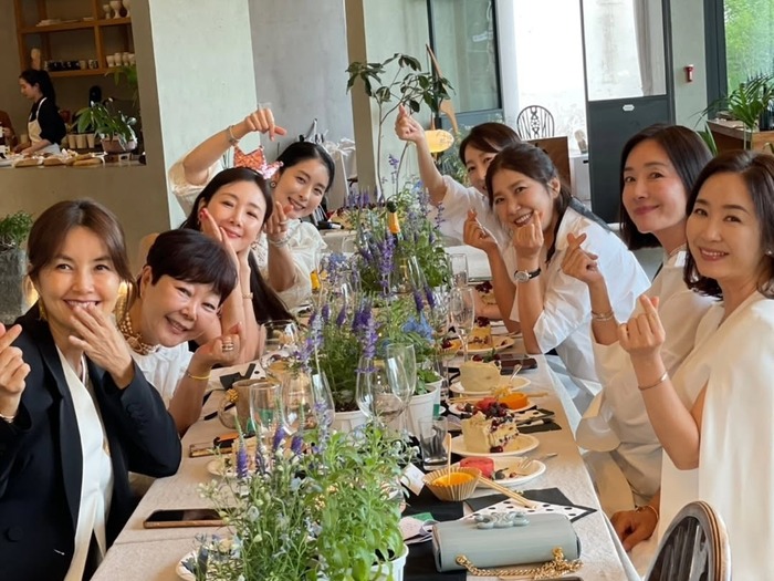 チェ・ジウの50歳の誕生日に“芸能界の親友たち”が集結!輝かしい30年来の友情【PHOTO】