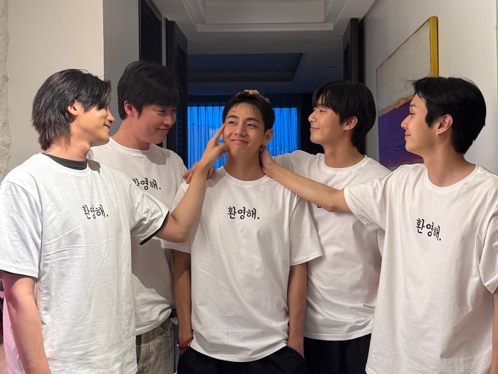 ついに“ウガファミリー”集合！パク・ソジュン、チェ・ウシクらがBTS・Vを歓迎「おかえり」【PHOTO】