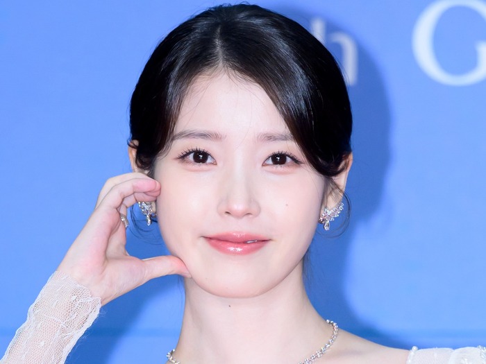 「身長縮んだ…」大忙しのIU、ファンとのやり取りにほっこり。“子ども服”サイズ着ていた過去も話題