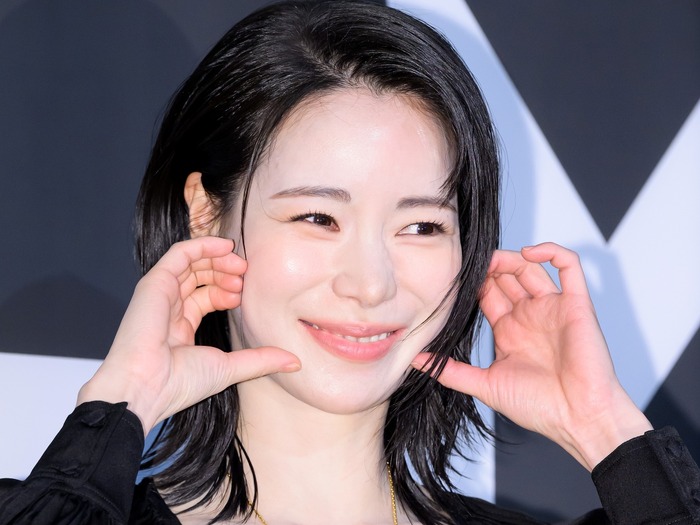 恋人イ・ドヒョンの除隊と誕生日が重なって…イム・ジヨン、幸せオーラ全開の満面の笑み【PHOTO】