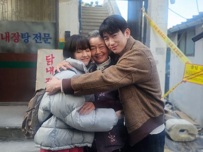 童顔女優パク・ボヨン、『未知のソウル』現場でのオフショットに「癒される」【PHOTO】