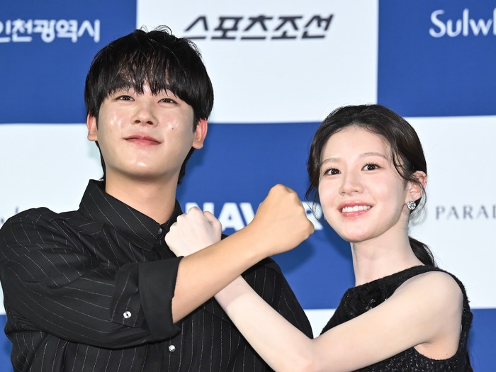 『ムービング』高校生カップルの再会に、夢のツーショットも「青龍シリーズアワード」手形刻印セレモニーの様子【独占写真】