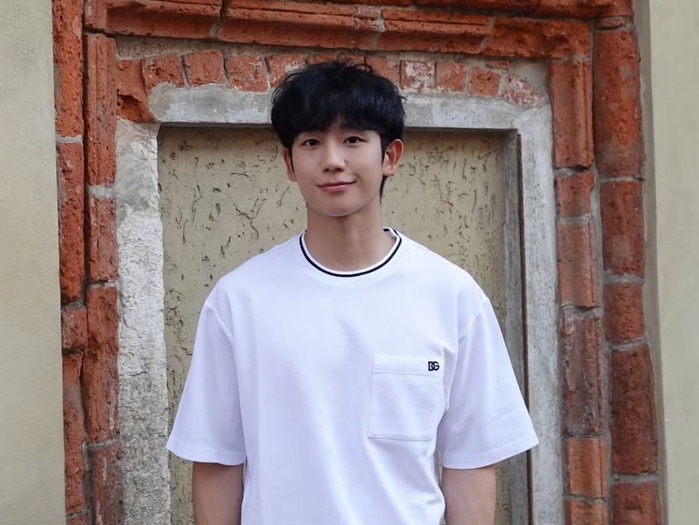 女性ファンの心を鷲掴み！チョン・ヘイン、イタリアで見せた爽やかビジュアルに絶賛の声【PHOTO】