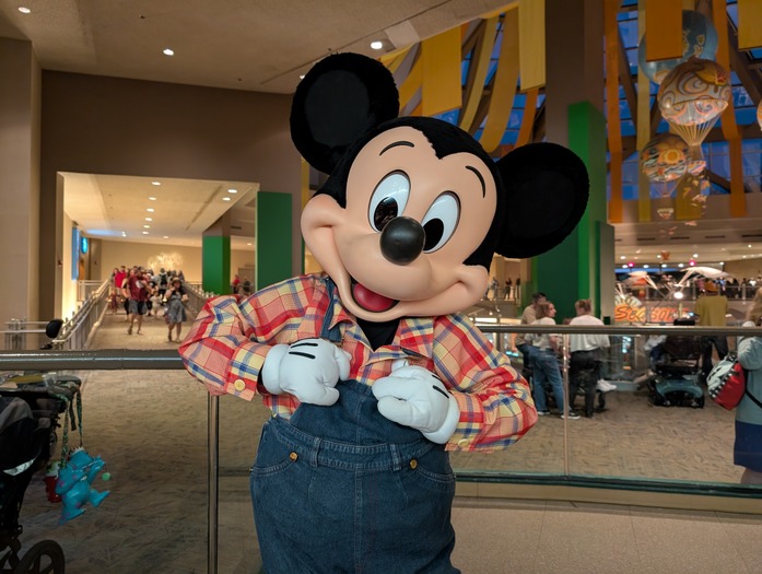 【海外ディズニー】農夫スタイルのミッキーがごあいさつ!エプコットの人気レストランを体験 フロリダ WDW