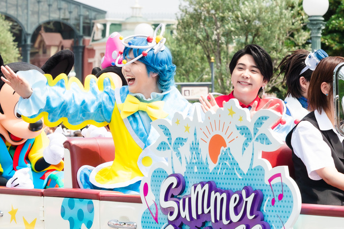 Mrs. GREEN APPLEがサプライズでパレード登場！夏イベ「サマー・クールオフat Tokyo Disney Resort」明日開幕