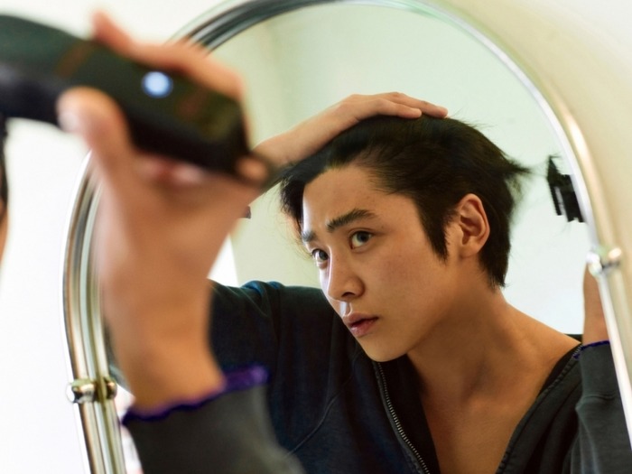 自ら髪を切る姿も…Disney+初の韓国時代劇で主演を務めるロウン、入隊直前に魅せた最後の変身