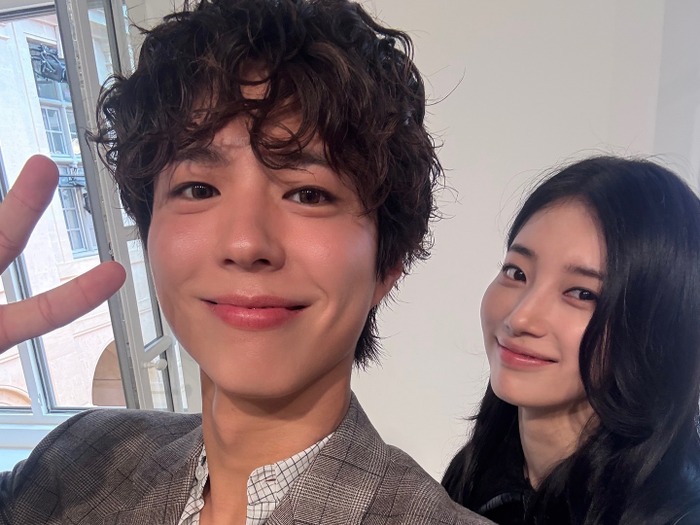 パク・ボゴム、ペ・スジ、BTS・Vの豪華スリーショットが「眼福すぎる」「誇らしすぎ」と大反響【PHOTO】