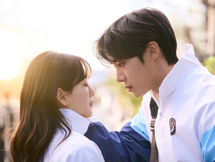 『巫女と彦星』でチョ・イヒョンとチュ・ヨンウが見せる、キス直前のシーン公開