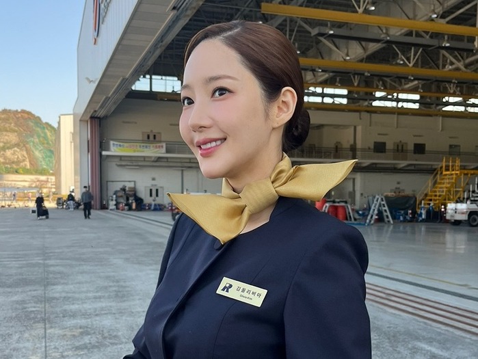 客室乗務員も天職!?パク・ミニョン、美しすぎる制服ショットにファン悶絶「本物みたい」【PHOTO】
