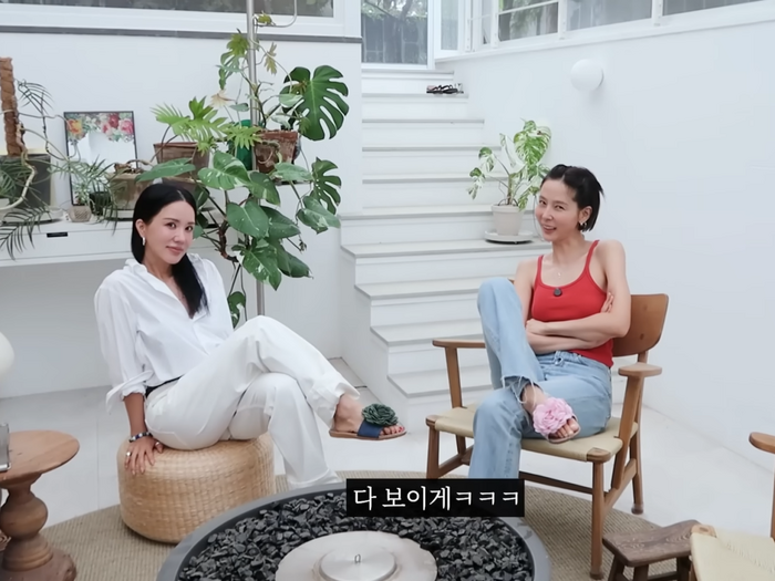 55歳女優オム・ジョンファ、愛犬と二人暮らしの“5億円超え”庭付き豪邸を紹介!