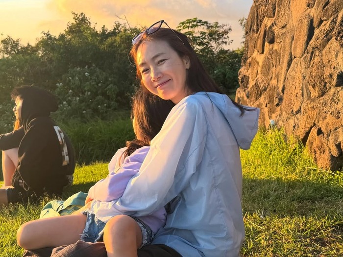 女優チェ・ジウ、大きくなった愛娘とゆったりバカンス!愛らしいツーショットに反響【PHOTO】