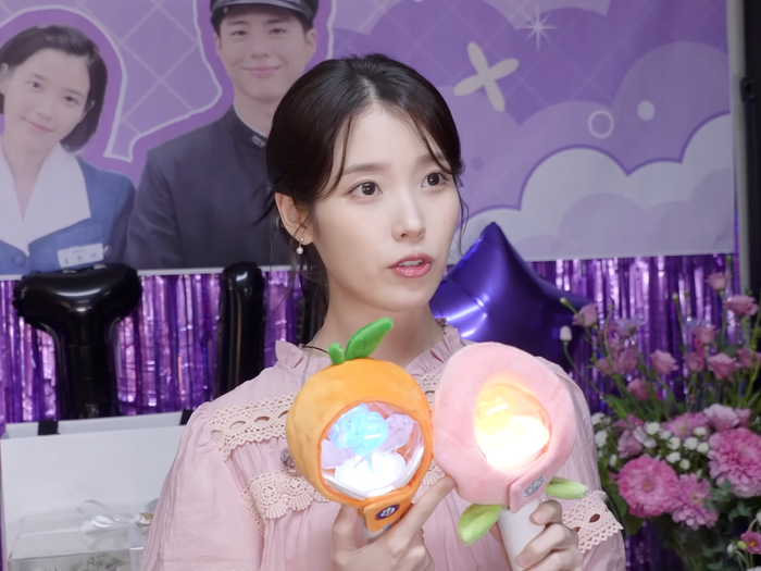 彼氏が嫉妬しそう…IUの愛用私服はパク・ボゴムからのプレゼントだった!「彼はセンスがいいから…」