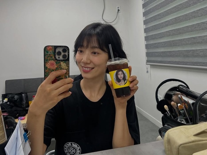 女優パク・シネが次回作の撮影中！女優仲間からの差し入れに“ハートポーズ”【PHOTO】