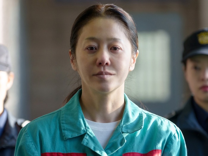 『カマキリ』でコ・ヒョンジョンが連続殺人鬼に完全変貌、その微笑に潜む戦慄