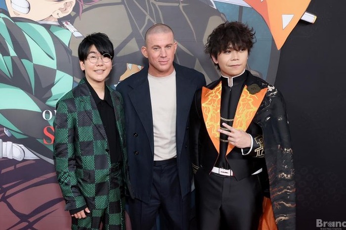 左から：花江夏樹、チャニング・テイタム、アレクス・リー