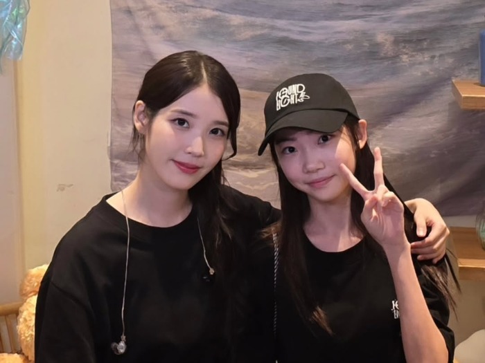 『おつかれさま』“エスン”たちが再会!IUと子役のツーショットにほっこり【PHOTO】