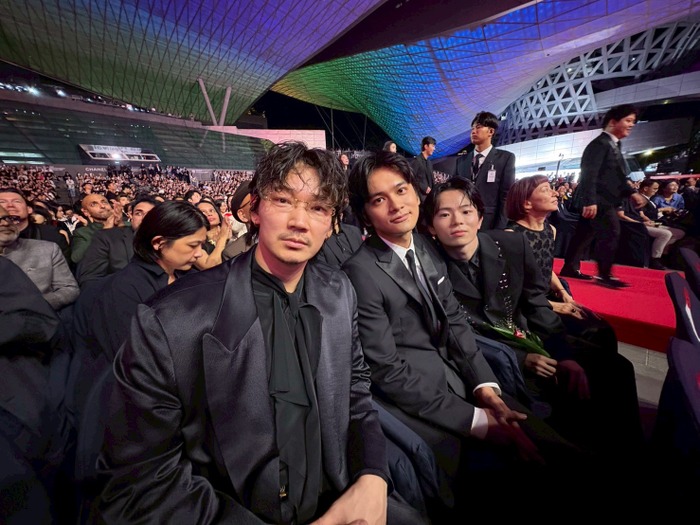 釜山国際映画祭レッドカーペット『愚か者の身分』©2025 映画「愚か者の身分」製作委員会