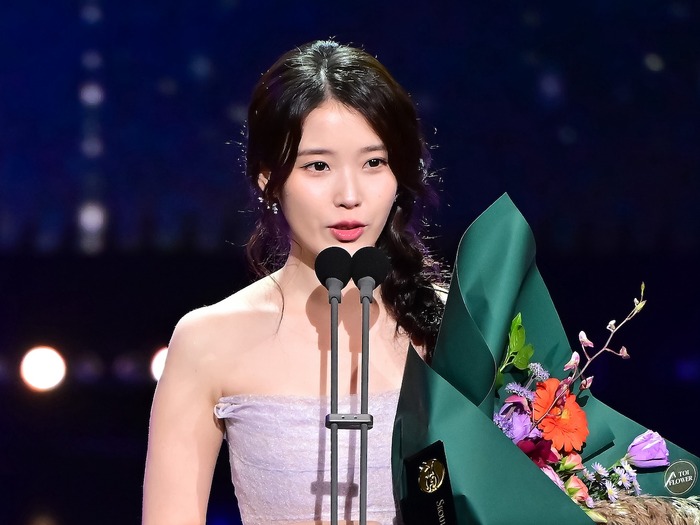 『おつかれさま』IUの受賞に母役のヨム・ヘランが感激!「自分がもらうより嬉しい」