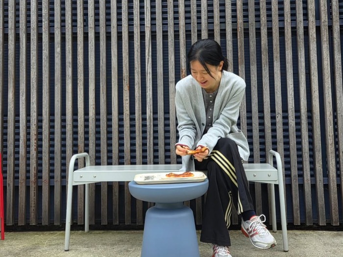 女優イ・ヨンエ、まったり休憩中のオフショット公開。飾らない姿に“ほっこり”【PHOTO】