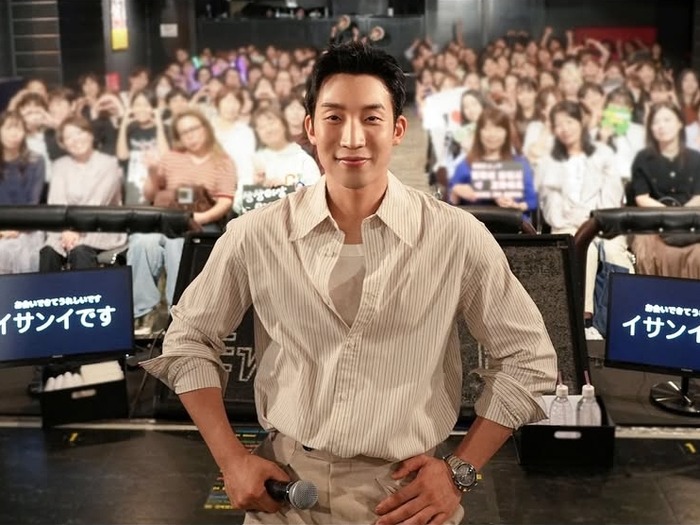 イ・サンイが “全席完売” 日本ファンミーティングで魅力を発揮！「誇りに思える俳優に…」