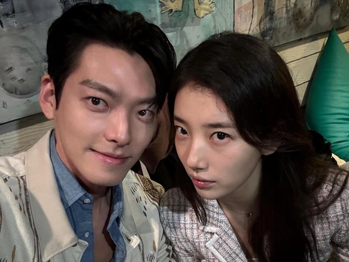 キム・ウビン、まだ発音が下手…!? 相手役ペ・スジとのやりとりが愉快すぎる!【PHOTO】