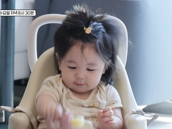 俳優シム・ヒョンタクの愛息ハルちゃん、“初りんご”に可愛さ炸裂!新しいモクバン誕生