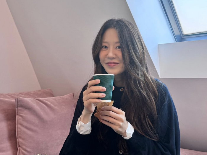 54歳女優コ・ヒョンジョン、秋になっておセンチに…?“ひとり”でも無欠点肌は健在【PHOTO】