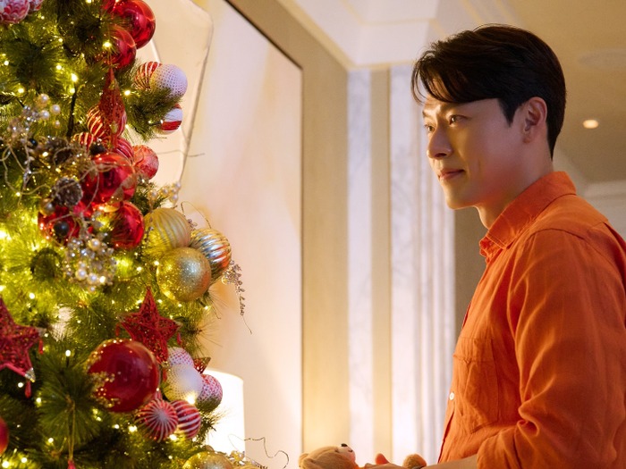 俳優ヒョンビン、お家でもこんな感じ?ツリーの前で“優しいパパの顔”【PHOTO】