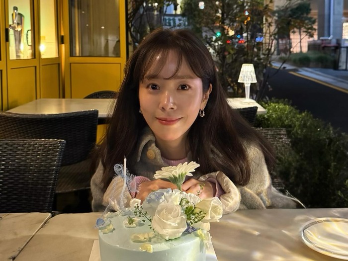 43歳になった『イ・サン』女優ハン・ジミン、誕生日ケーキを前に“幸せオーラ”全開!【PHOTO】