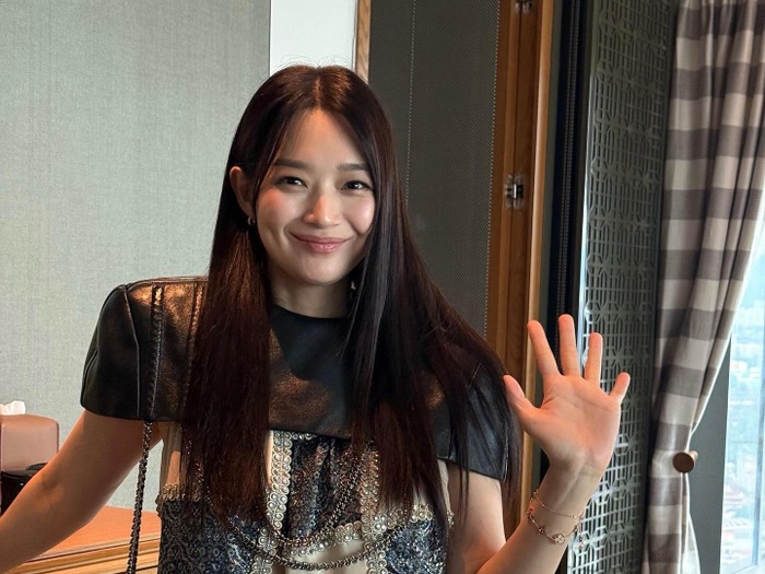 キム・ウビンも惚れ直す…シン・ミナ、抜群のスタイルと美貌で魅せた!【PHOTO】