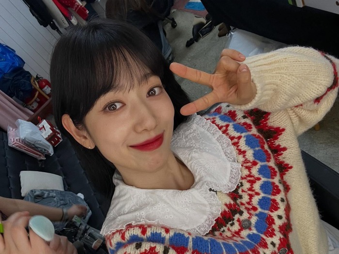 女優パク・シネ、元気に撮影中!最新自撮りで魅せた“大学生ビジュ”【PHOTO】