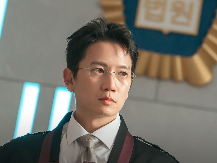 俳優チソンが“転生モノ”に挑む!権力の奴隷→正義感全開の裁判官の姿に期待募る!