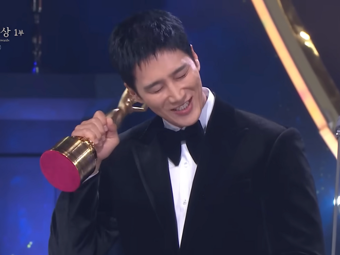 俳優アン・ボヒョン、父親の誕生日に人生初の“青龍トロフィー”を獲得!「今日は必ず連絡します」