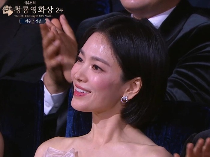 「1秒映っても美しい」客席でほほえむ姿が話題のソン・ヘギョ、舞台裏ショット公開【PHOTO】