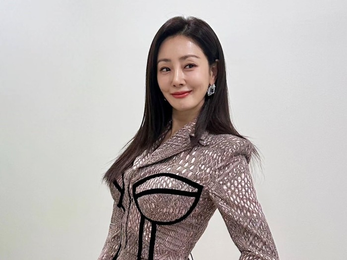 “奇跡の51歳” オ・ナラ、勇気を出した衣装がぴったり!美しい佇まいに目が釘付け【PHOTO】