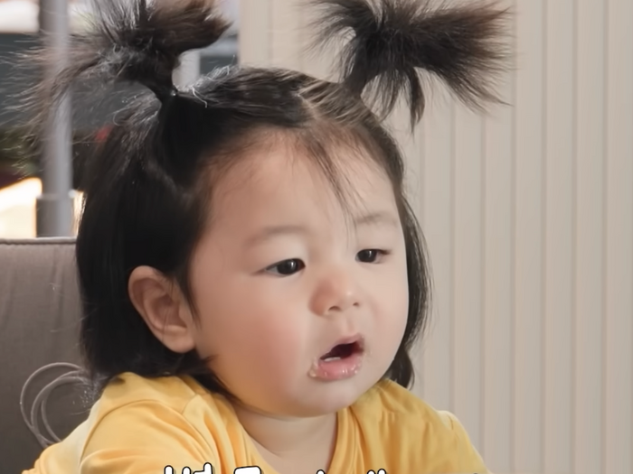 俳優シム・ヒョンタクの愛息ハルちゃん、生後9カ月で歩行練習に挑む!“愛らしさ爆発”