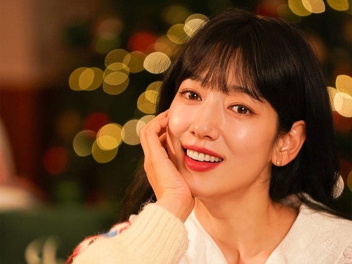 女優パク・シネ、“クリスマス妖精”は今年も健在!見てるだけで心踊る最新カット【PHOTO】