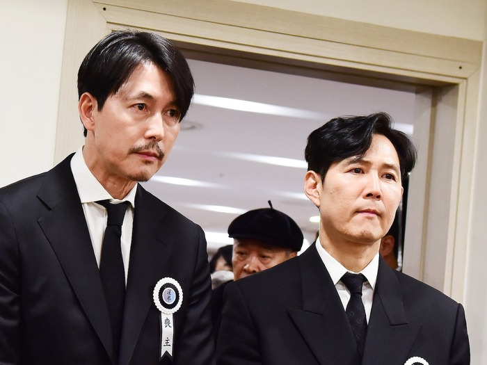 故アン・ソンギさんの遺影と勲章を持つのは…「イ・ジョンジェ、チョン・ウソン」と公式発表