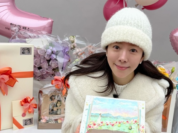 『イ・サン』女優ハン・ジミンがデビュー23周年!祝福に囲まれた近況【PHOTO】