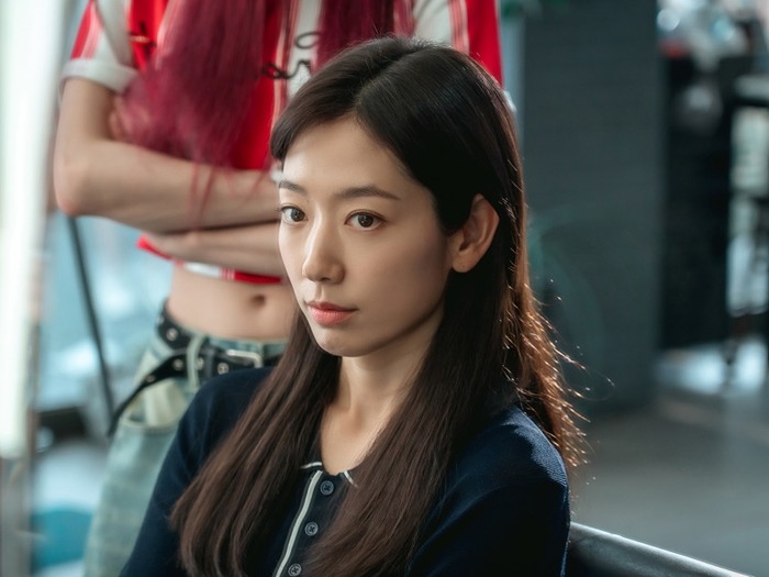 冷徹エリートから新米社員へ。パク・シネのギャップ演技が炸裂『Missホンは潜入調査中』に反響