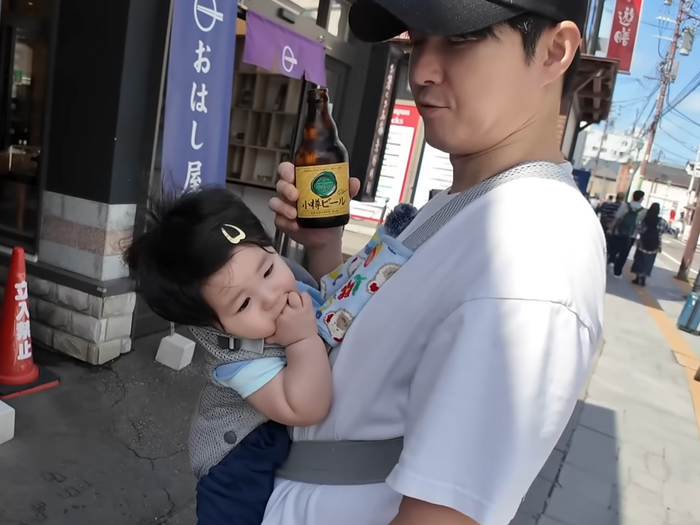 18歳年下の日本人女性と結婚した俳優シム・ヒョンタク、2人目も楽勝!? 札幌で“パパ抱っこ”