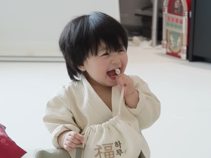 俳優シム・ヒョンタクの愛息ハルちゃん、愛らしい“若様姿”に頬が緩む…！