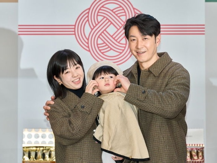 俳優シム・ヒョンタクの愛息ハルくん、最年少広報大使に!家族3人で初の公の場に登場