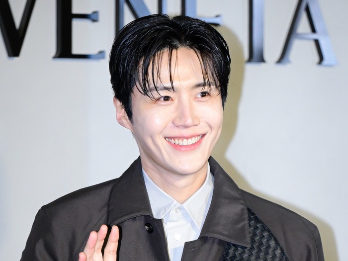 キム・ソンホ、忙しすぎて激痩せ中…!? “世界1位”をとった「えくぼスマイル」は健在!【独占写真】