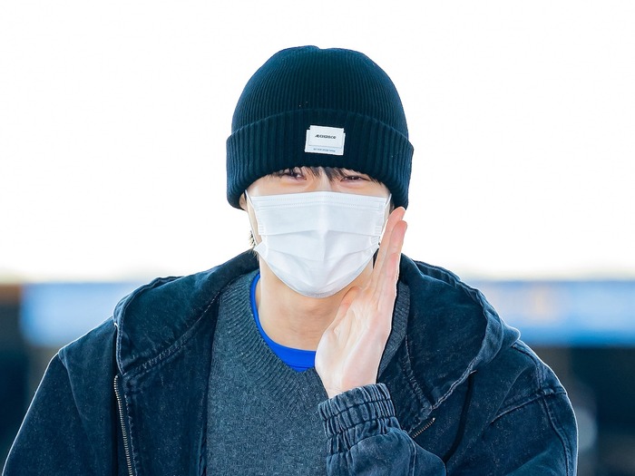 「マスクを外して!」困惑の報道陣にビョン・ウソクが異例の謝罪…“素顔NG”だった出国の様子